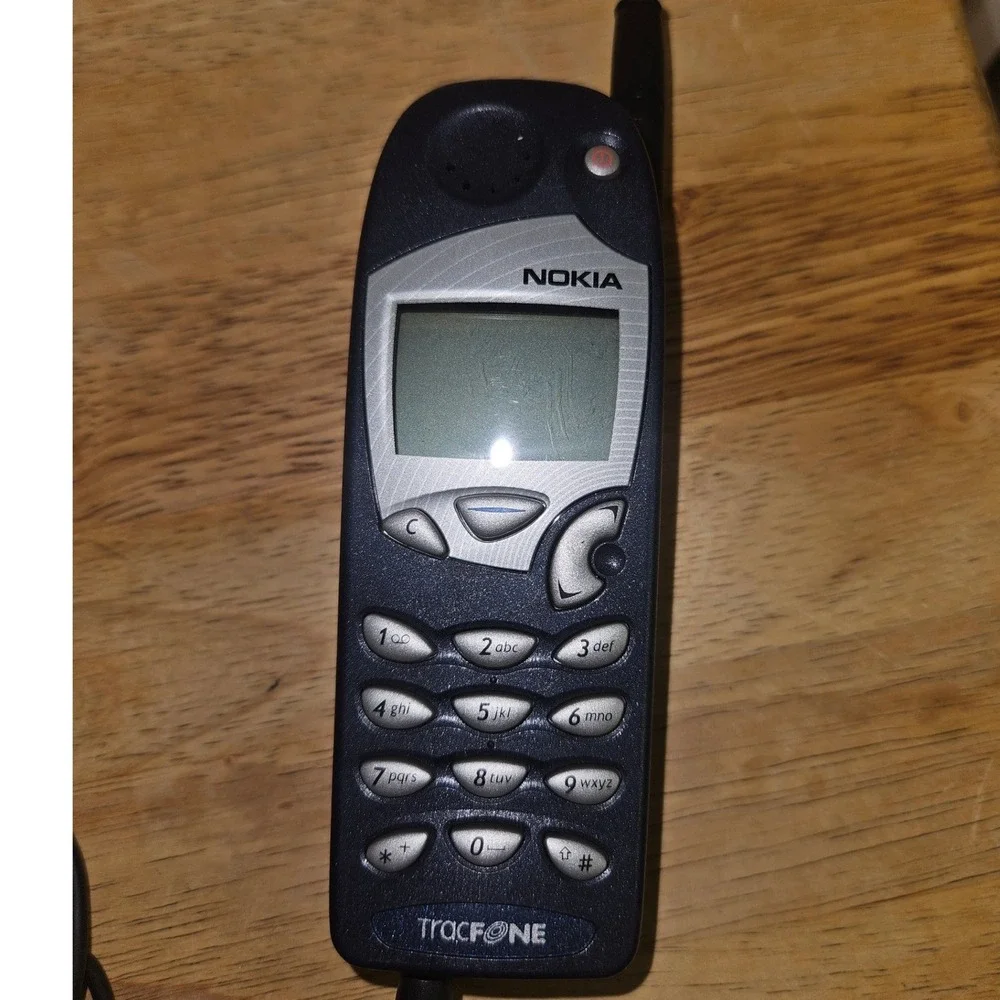 Vintage Nokia phone Charger & Manuals turns on & charges